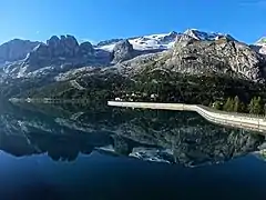 Le lac de Fedaia au pied du glacier.