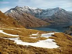 Vue sur le lac et le chaînon oriental du massif, avec la pointe de Ronce et la pointe du Lamet.