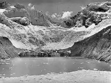 Les Nevados Palcaraju (à gauche) et Pucaranra (à droite), au premier plan la laguna Palcacocha en 1939 (avant la crue de 1941).
