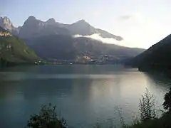 Le lac de Molveno avec le village homonyme.