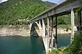 L'un des deux ponts qui surplombent le lac.