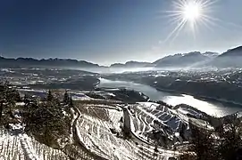 Le lac avec son cadre naturel et la commune de Cles.