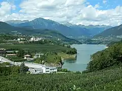 Lac et barrage de Santa Giustina vus du croisement SS43 - SP7 près de Dermulo.