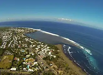 Le lagon de L'Étang-Salé vu du ciel.