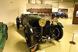 Photo d'une voiture exposée dans un musée.