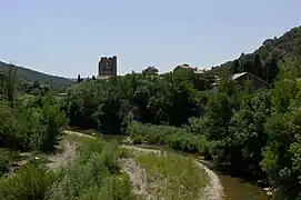 La tour de l'abbaye et la rivière l'Orbieu.