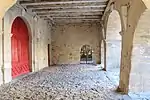 Porche couvert de style roman de l'église Saint-Martin de Laguenne (Corrèze).