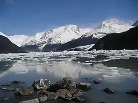 Vue de la laguna Onelli dans la baie Onelli, à droite le glacier Agassiz et au fond les glaciers Bolado et Onelli.