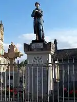 Poilu au repos (monument aux morts)