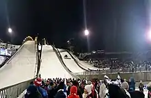 Trois tremplins de saut à ski vue de face.