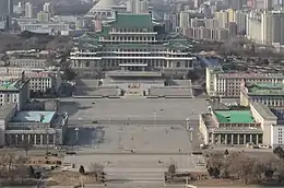 Place Kim Il-sung construite en 1953 vue du ciel.