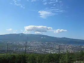 Vue de Magadan avec le mont Martchekan.