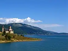 le lac et la nouvelle église de Mavrovo.