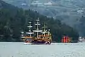 Bateau de croisière et Hakone-jinja sur le lac Ashi.