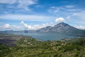 Vue du mont Abang dominant le lac Batur.