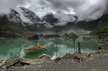 Vue du lac Bondhus, en Norvège. En arrière-plan, le glacier Bondhus, qui est une langue du glacier de Folgefonna.