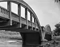 Pont en arc en béton armé à tablier intermédiaire