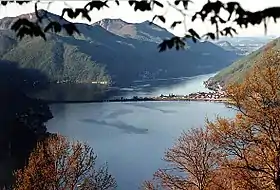 Le pont-digue de Melide et au fond à gauche le Monte San Giorgio.