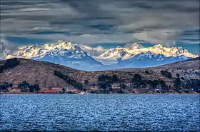 Vue du Chearoco (à gauche) dans la cordillère Royale au-dessus du lac Titicaca.