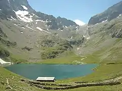 Le refuge et plus haut le col de la Muzelle (2 613 m)