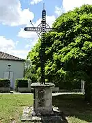 Croix à côté de l'église.