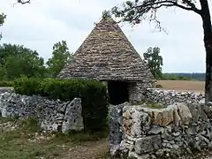 Couverture de lauses sur l'extrados de la voûte encorbellée d'une cabane (Lalbenque (Lot).