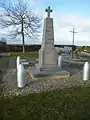 Le monument aux morts dans le cimetière.