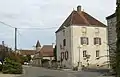 Lalheue (Saône-et-Loire), vue générale de la mairie et de l'église.