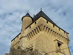 Mâchicoulis et tourelle de la tour sud.