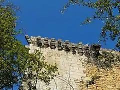 Vestiges de mâchicoulis à l'angle sud.