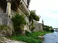 Les soubassements du château, vestiges des anciens remparts de la bastide de Lalinde