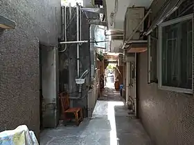 Une ruelle étroite à Lam Tei Tsuen (en), typique des villages fortifiés de Hong Kong.