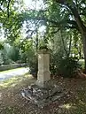 Monument avec une croix en fer forgé