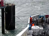 L'homme d'équipage lance la touline.