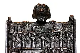 La tête et les griffes de Pazuzu sur la Plaque de Lamashtu, Musée du Louvre.