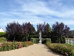 Vue générale du monument aux morts.