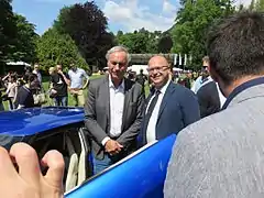 Avec son chef designer Lamborghini Filippo Perini, en bleu.