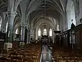 Intérieur de l'église avec ses lambris.