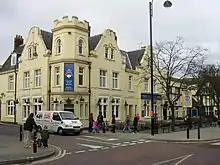 Un pub aux murs jaunes au coin d'une rue