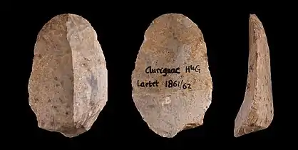 Grattoir double sur lame, Aurignacien (40 000-29 000 BP, correspond à l'arrivée d'Homo sapiens en Europe, première occupation de la grotte Chauvet).