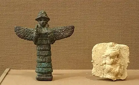 Déesse protectrice ailée. Début du IIe millénaire av. J.-C., musée de l'Institut oriental de Chicago.