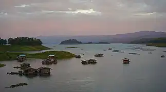 Crépuscule au parc Lam Nam Nan en Thaïlande. Novembre 2020.