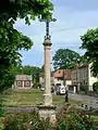 Le calvaire et la place du Calvaire ; au fond, la chapelle anglicane.