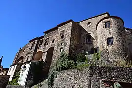 La façade sud depuis la Grande-Rue en contrebas.