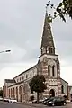 Le parvis et le clocher de l'église.