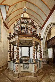 L'église Notre-Dame : le baptistère et son baldaquin.