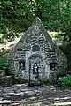 Lampaul-Guimiliau : la fontaine Sainte-Anasthasie, vue de près