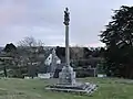 Le calvaire et la chapelle Saint-Egarec.