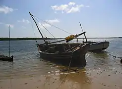 Un boutre de marins à marée basse.