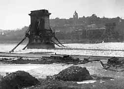 En 1946, derrière le pont des chaînes détruit, le palais royal bombardé et brûlé.